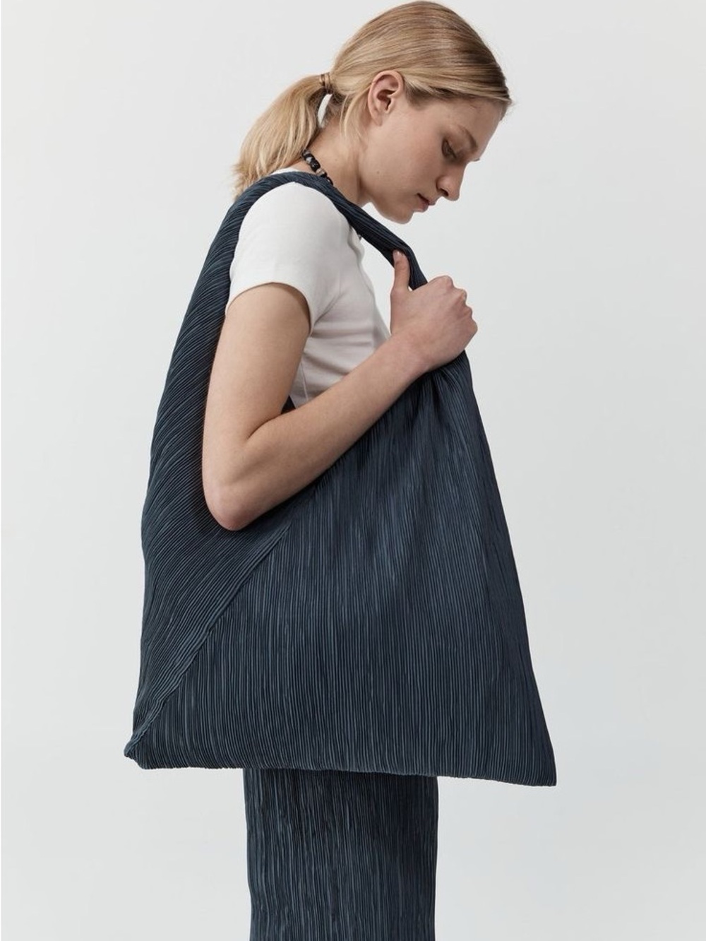 Minimalist Pleated Oversized Shoulder Bag - Picture 6 of 6